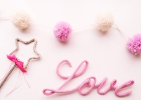 ふわふわ素材にきゅん♡どんな不器用さんでも作れる〔毛糸ポンポンガーランド〕は作り方とっても簡単なのにとっても可愛いデコレーションアイテムです♩