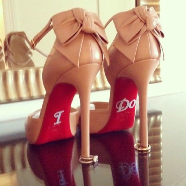 Eternal Love Vows ♡ Adorable Wedding Shoe Photos with 'I Do' Stickers!にて紹介している画像