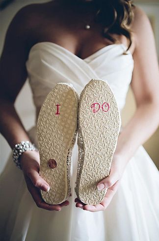 Eternal Love Vows ♡ Adorable Wedding Shoe Photos with 'I Do' Stickers!にて紹介している画像