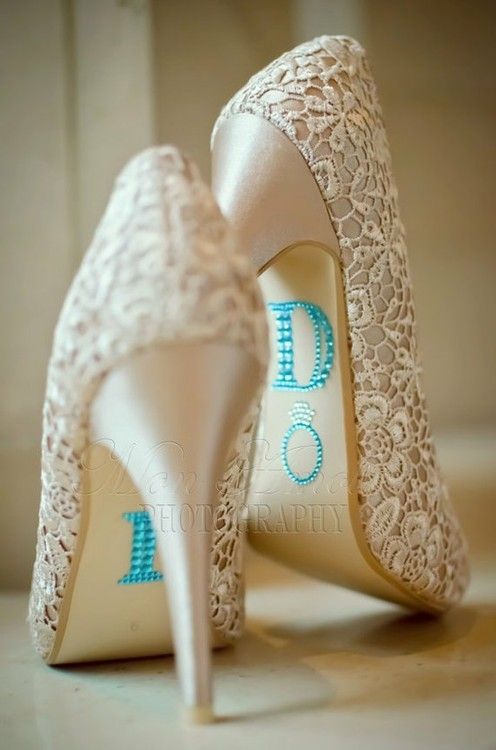 Eternal Love Vows ♡ Adorable Wedding Shoe Photos with 'I Do' Stickers!にて紹介している画像