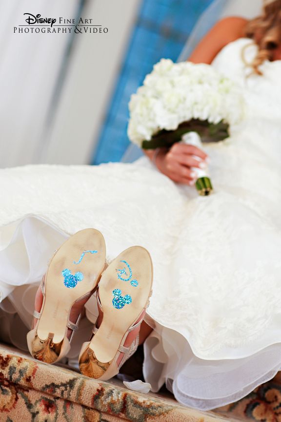 Eternal Love Vows ♡ Adorable Wedding Shoe Photos with 'I Do' Stickers!にて紹介している画像