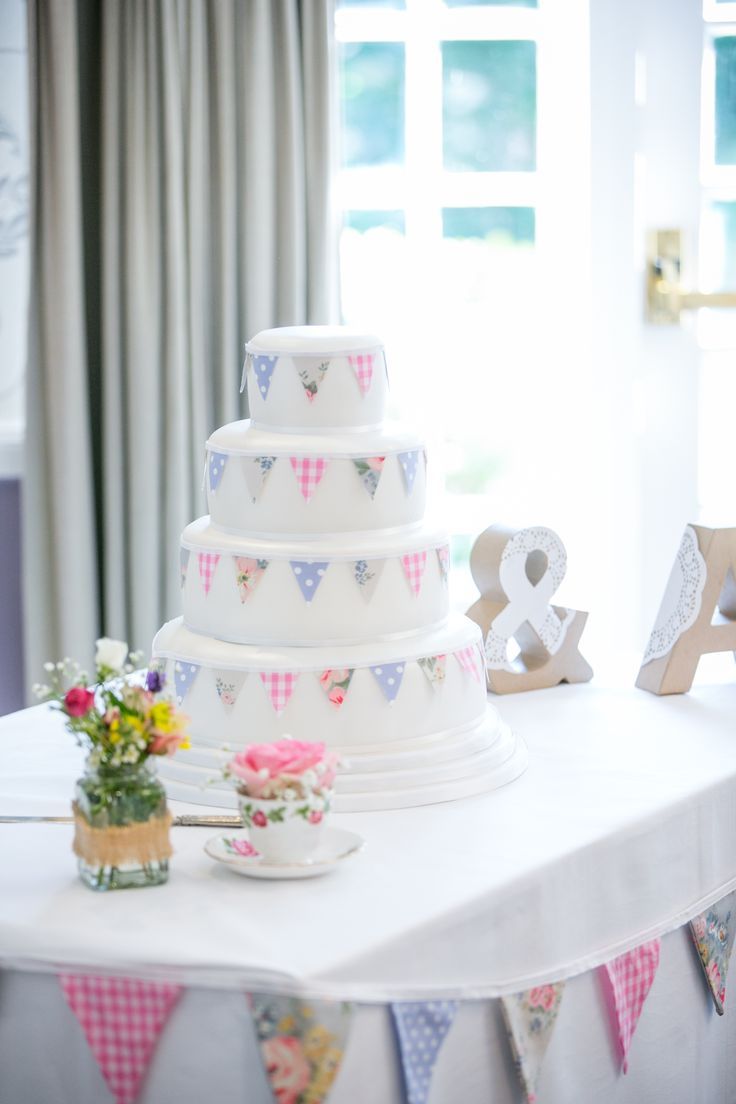 Adorable Wedding Cake Inspired by Cath Kidston♡にて紹介している画像