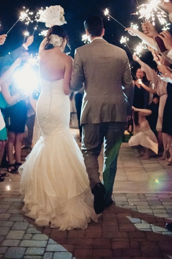 Celebrating the Couple with Fireworks! Stunning Wedding Photos Featuring Fireworks ♡にて紹介している画像