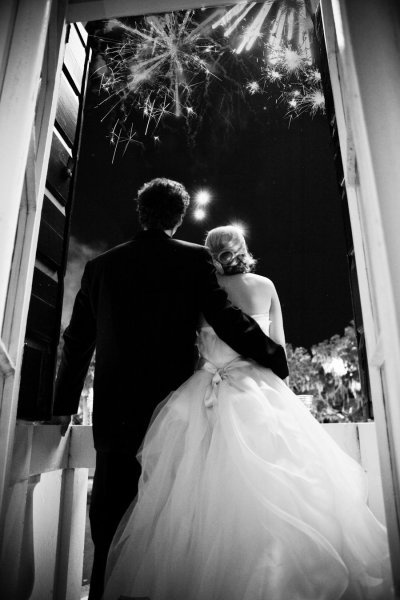 Celebrating the Couple with Fireworks! Stunning Wedding Photos Featuring Fireworks ♡にて紹介している画像