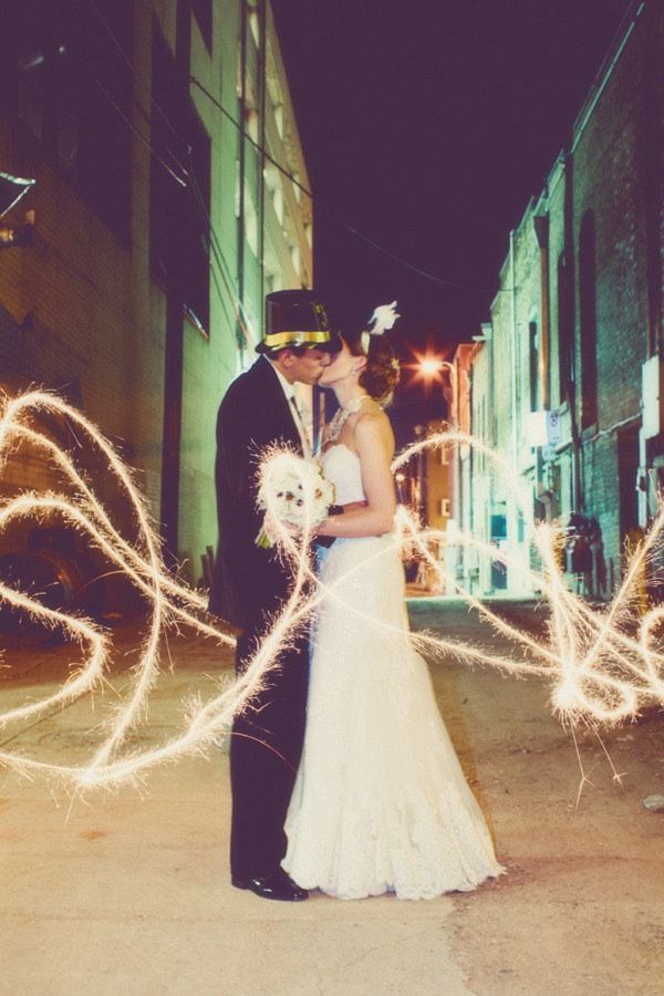 Celebrating the Couple with Fireworks! Stunning Wedding Photos Featuring Fireworks ♡にて紹介している画像
