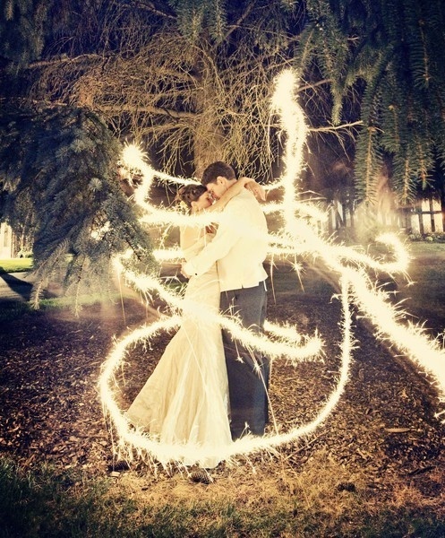 Celebrating the Couple with Fireworks! Stunning Wedding Photos Featuring Fireworks ♡にて紹介している画像