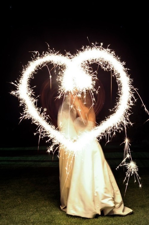 Celebrating the Couple with Fireworks! Stunning Wedding Photos Featuring Fireworks ♡にて紹介している画像