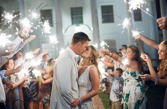 Celebrating the Couple with Fireworks! Stunning Wedding Photos Featuring Fireworks ♡にて紹介している画像