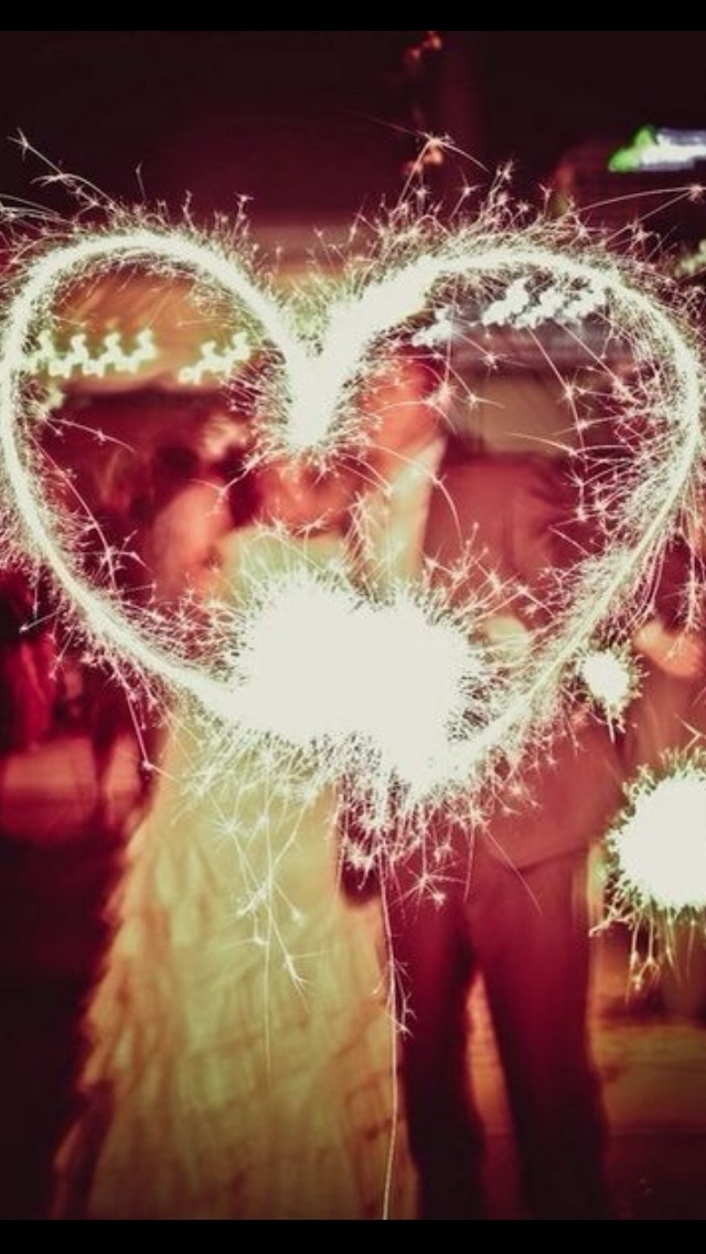 Celebrating the Couple with Fireworks! Stunning Wedding Photos Featuring Fireworks ♡にて紹介している画像