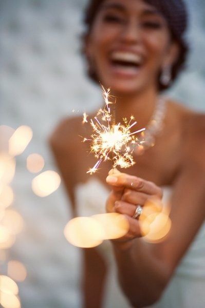 Celebrating the Couple with Fireworks! Stunning Wedding Photos Featuring Fireworks ♡にて紹介している画像