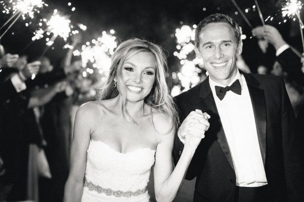 Celebrating the Couple with Fireworks! Stunning Wedding Photos Featuring Fireworks ♡にて紹介している画像