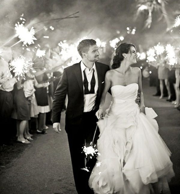 Celebrating the Couple with Fireworks! Stunning Wedding Photos Featuring Fireworks ♡にて紹介している画像