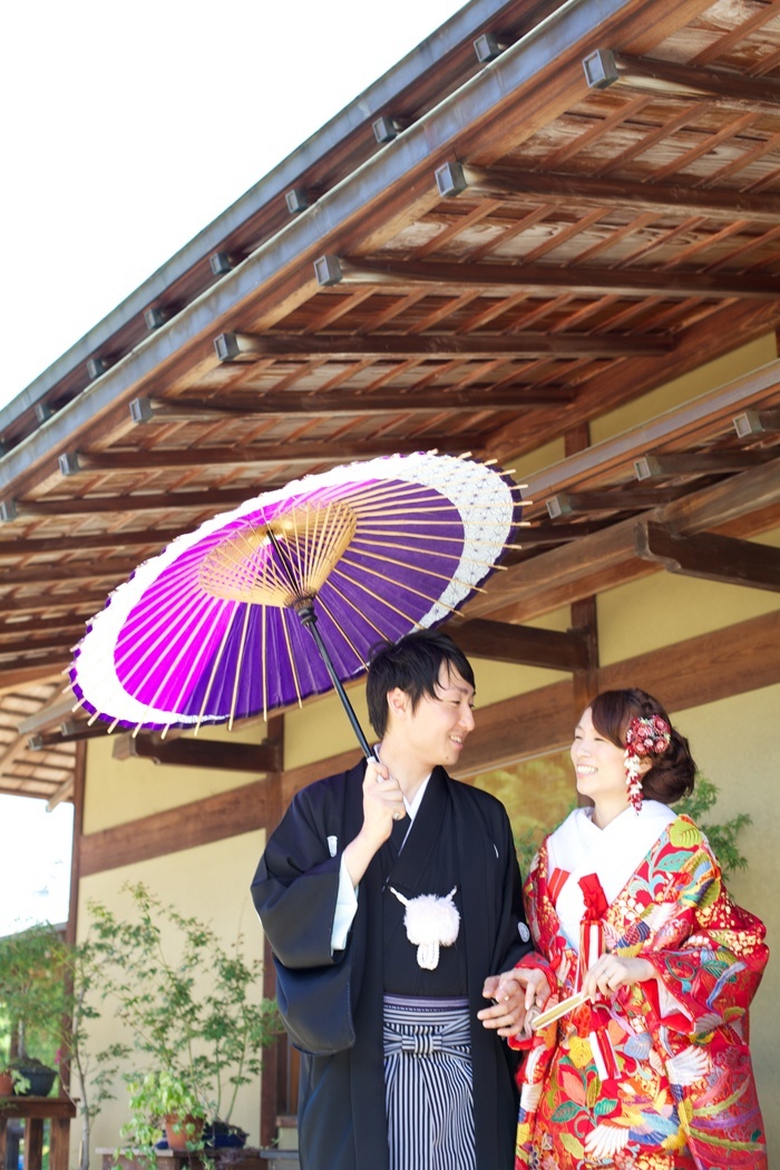 気分はまるで貴婦人♩『ウェディングパラソル』でワンランク大人なウェディングフォト10選♡にて紹介している画像