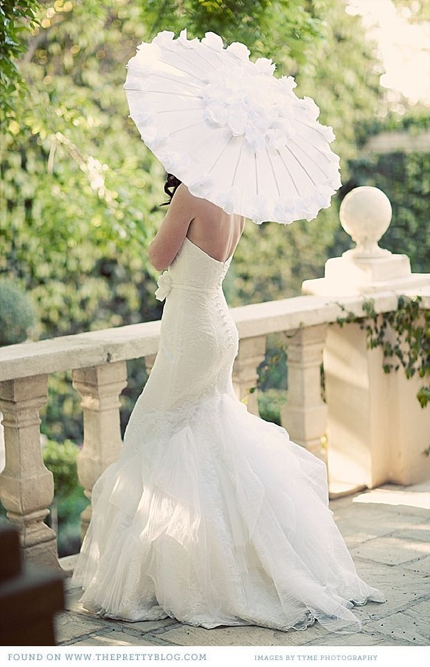 気分はまるで貴婦人♩『ウェディングパラソル』でワンランク大人なウェディングフォト10選♡にて紹介している画像