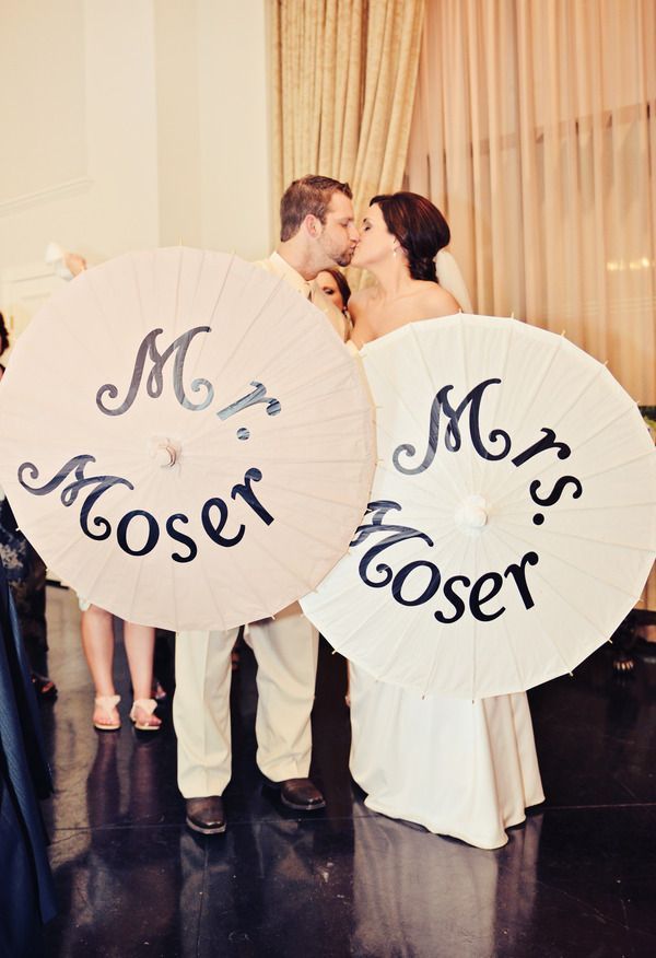 気分はまるで貴婦人♩『ウェディングパラソル』でワンランク大人なウェディングフォト10選♡にて紹介している画像