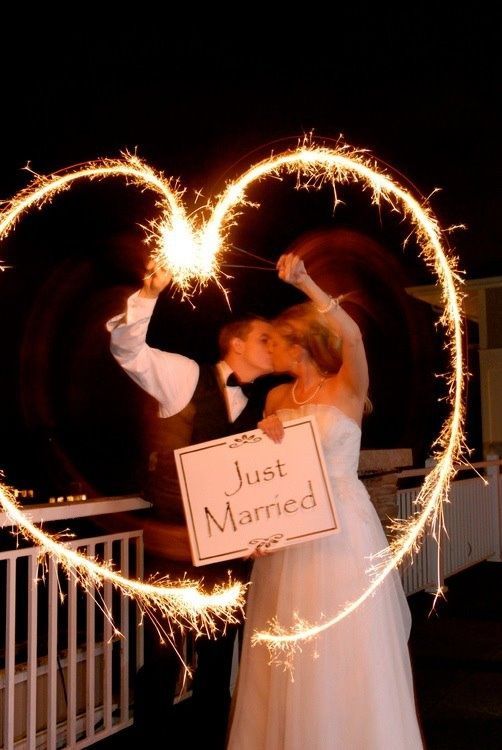 Celebrating the Couple with Fireworks! Stunning Wedding Photos Featuring Fireworks ♡にて紹介している画像