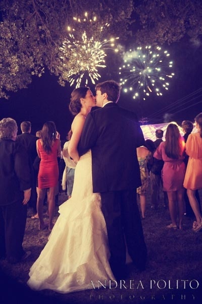 Celebrating the Couple with Fireworks! Stunning Wedding Photos Featuring Fireworks ♡にて紹介している画像