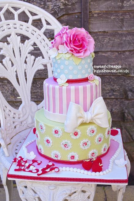 Adorable Wedding Cake Inspired by Cath Kidston♡にて紹介している画像