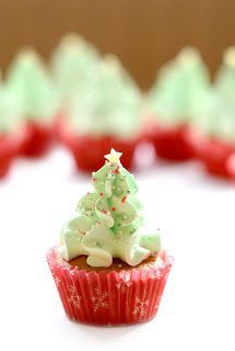 Cute Holiday Hosting: Tree-Shaped Cupcakes to Make for Christmas!にて紹介している画像