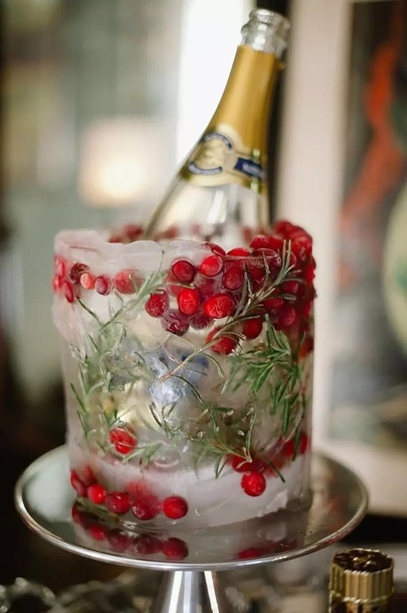 "Creating an Ice Bucket: A Gorgeous Wine Cooler Made of Ice that Will Take Your Breath Away"にて紹介している画像