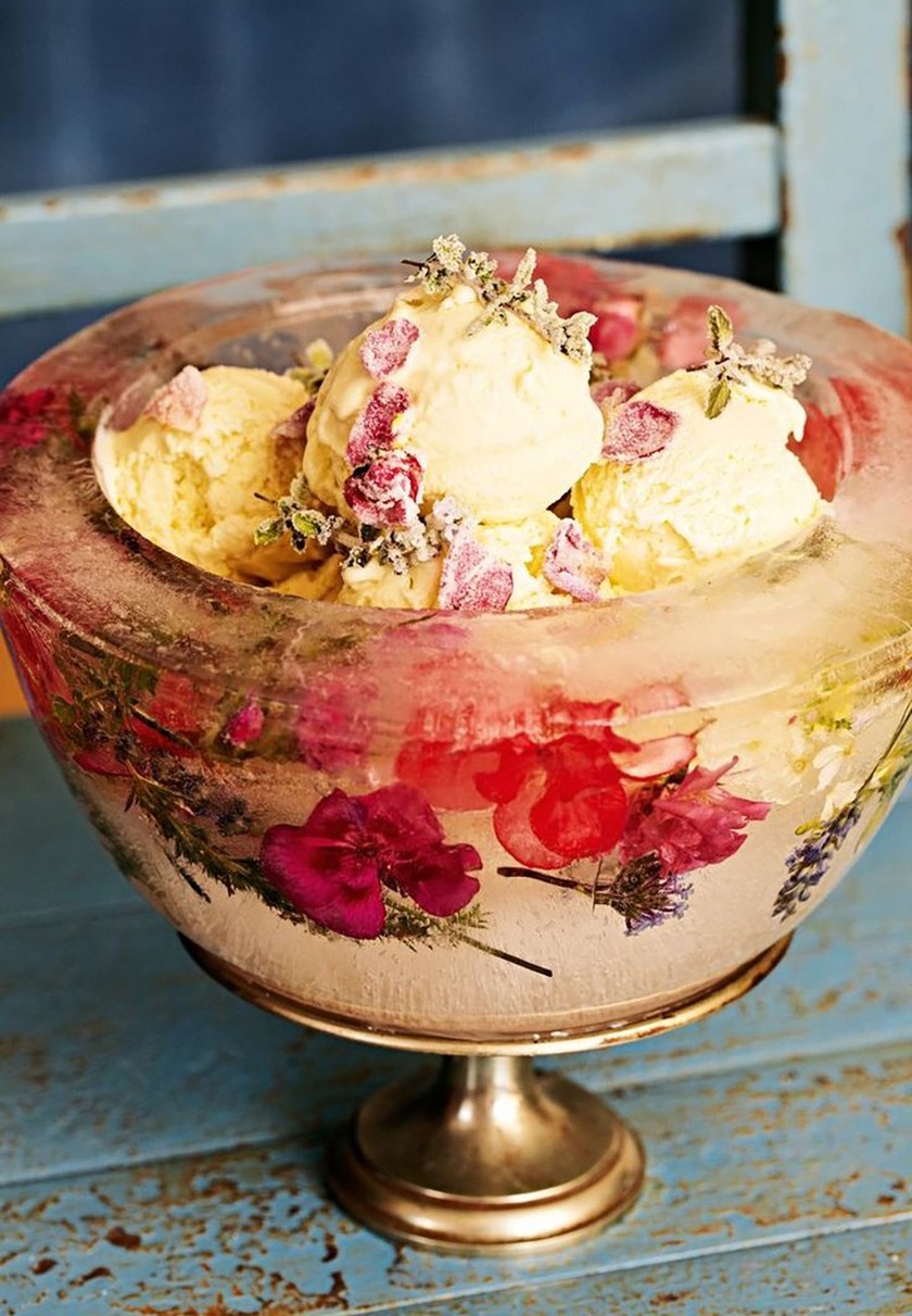 "Creating an Ice Bucket: A Gorgeous Wine Cooler Made of Ice that Will Take Your Breath Away"にて紹介している画像