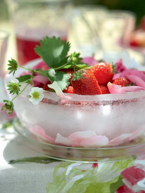 "Creating an Ice Bucket: A Gorgeous Wine Cooler Made of Ice that Will Take Your Breath Away"にて紹介している画像