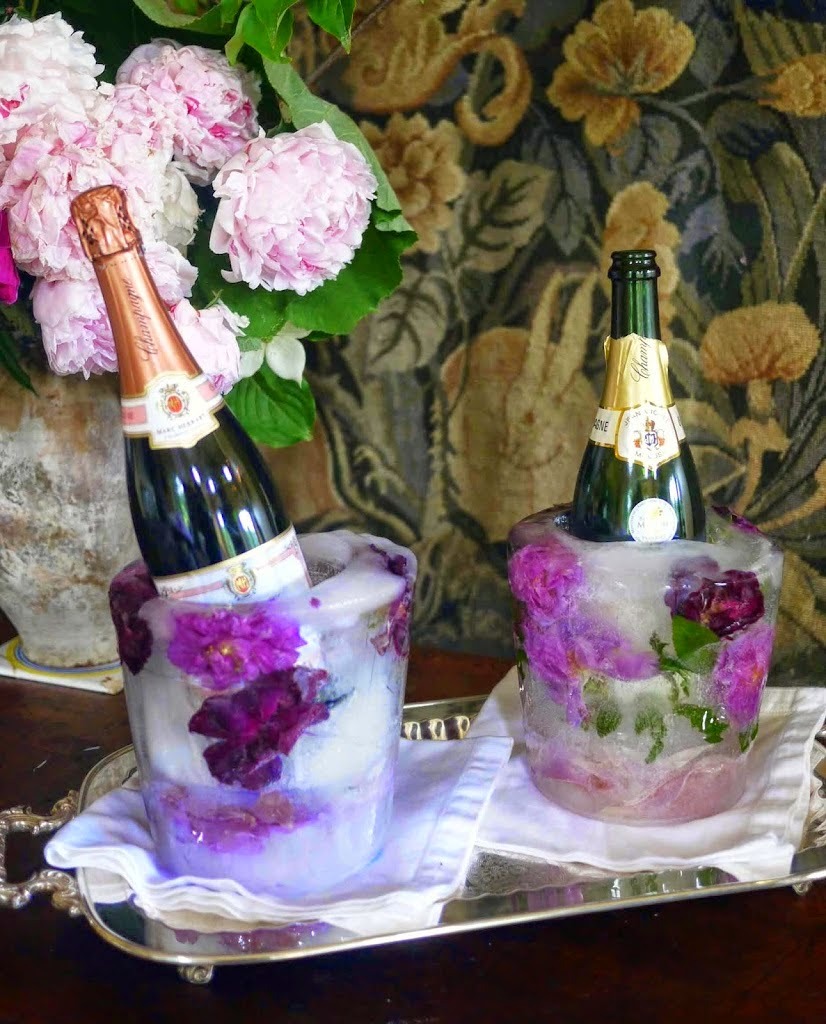 "Creating an Ice Bucket: A Gorgeous Wine Cooler Made of Ice that Will Take Your Breath Away"にて紹介している画像