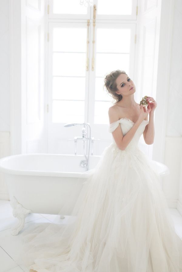 Top 1 of Femininity: A Special Feature on 'Off-Shoulder' Wedding Dresses by Skirt Shape♡にて紹介している画像