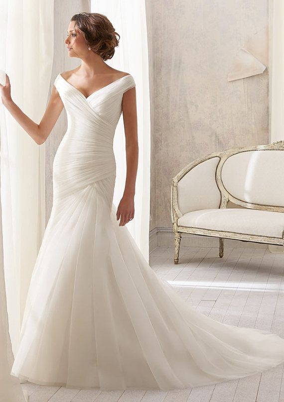 Top 1 of Femininity: A Special Feature on 'Off-Shoulder' Wedding Dresses by Skirt Shape♡にて紹介している画像