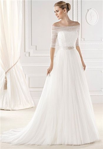 Top 1 of Femininity: A Special Feature on 'Off-Shoulder' Wedding Dresses by Skirt Shape♡にて紹介している画像