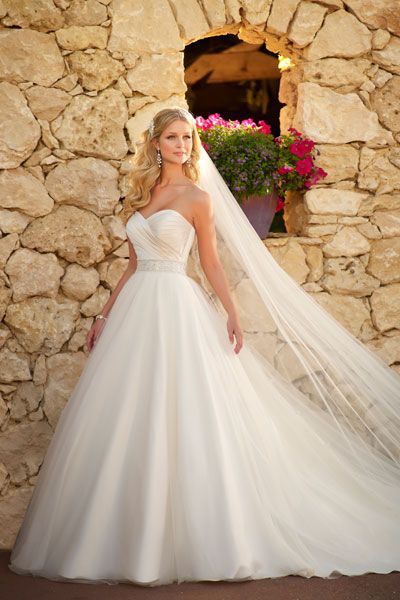 The Atmosphere is Defined by the Veil: A Style Catalog of Veil Lengths to Match the Princess Line ♡にて紹介している画像