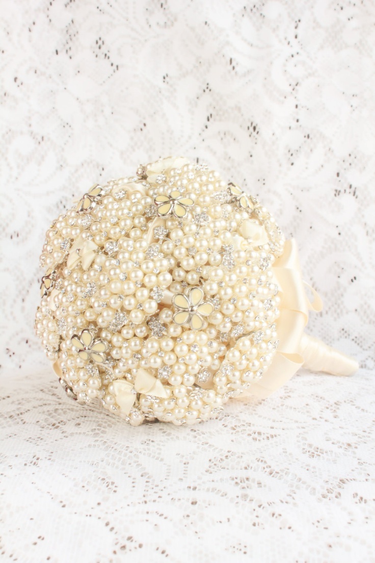 Chic Radiance: The Adorable Bouquet Mixed with Pearls for a Lady-Like Touch♡にて紹介している画像