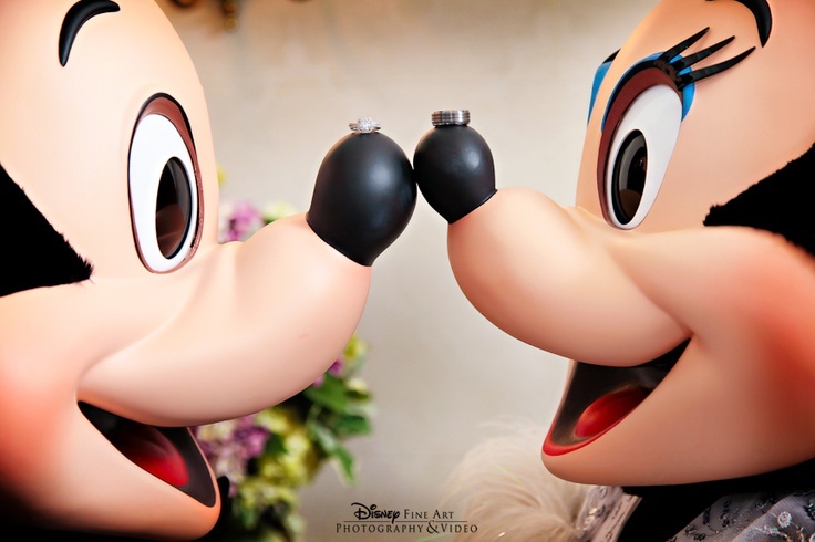 "Christmas Exclusive Pairing♡ The Adorable 'Christmas Wish Ring' Available at DisneySea"にて紹介している画像