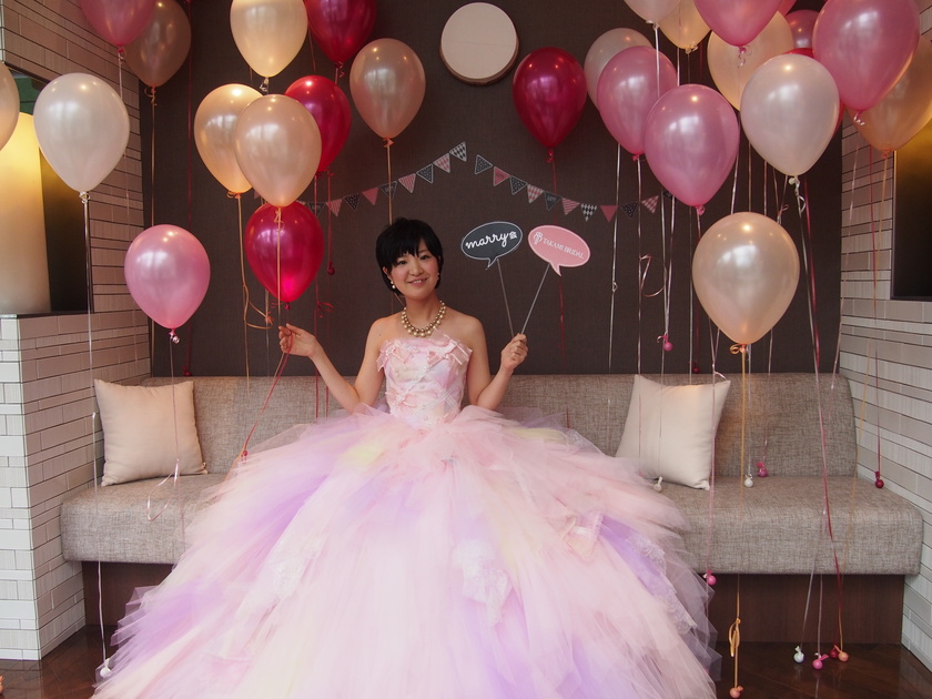 "Fitting Report: Transform into a Princess with the Adorable Magic Dresses from TAKAMI BRIDAL!"にて紹介している画像