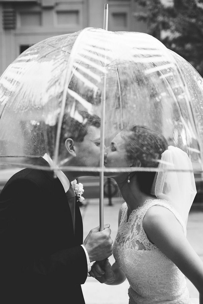 Happy Even on Rainy Days with My Beloved: Dramatic Rainy Wedding Photos♡にて紹介している画像