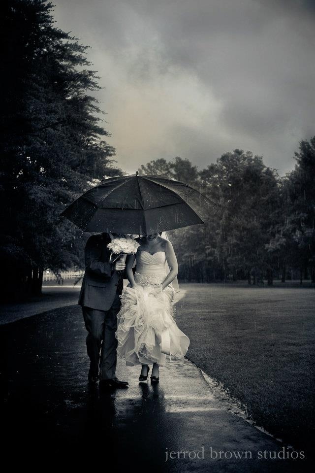 Happy Even on Rainy Days with My Beloved: Dramatic Rainy Wedding Photos♡にて紹介している画像