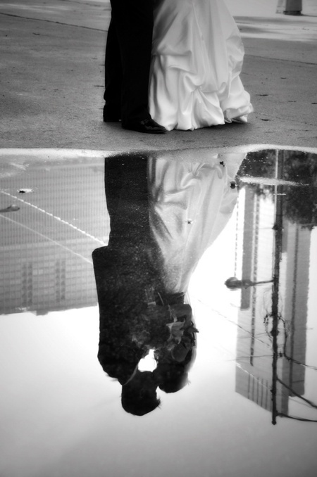 Happy Even on Rainy Days with My Beloved: Dramatic Rainy Wedding Photos♡にて紹介している画像