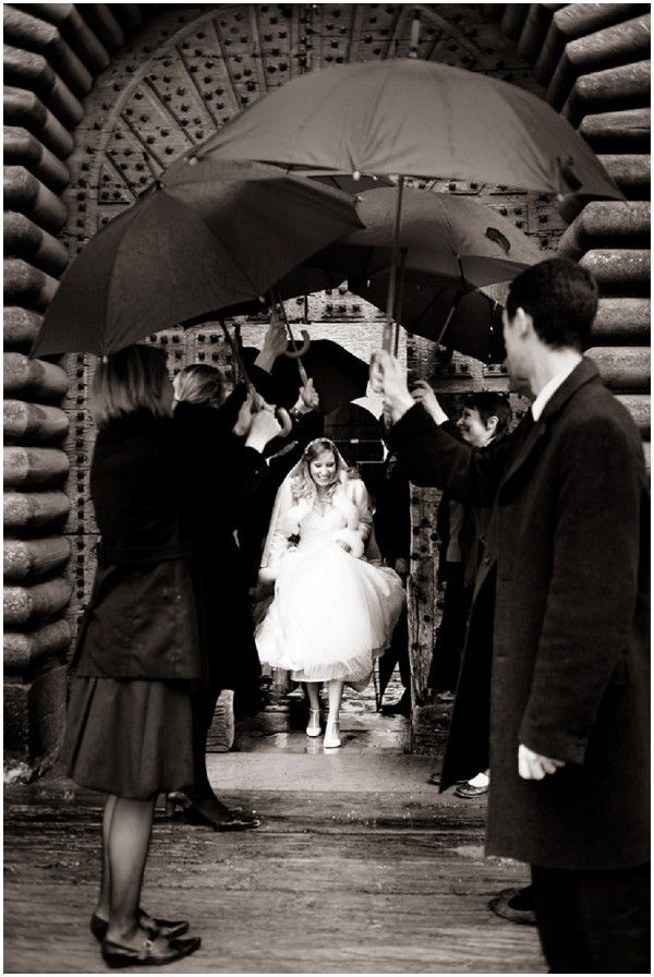 Happy Even on Rainy Days with My Beloved: Dramatic Rainy Wedding Photos♡にて紹介している画像