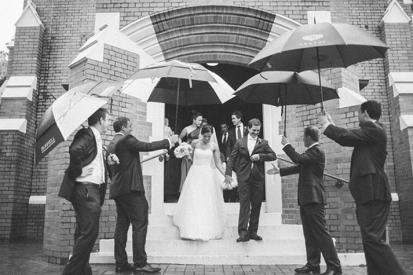 Happy Even on Rainy Days with My Beloved: Dramatic Rainy Wedding Photos♡にて紹介している画像