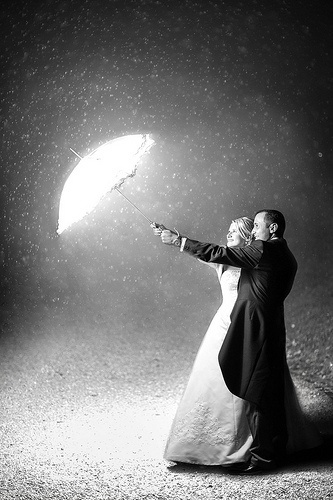 Happy Even on Rainy Days with My Beloved: Dramatic Rainy Wedding Photos♡にて紹介している画像