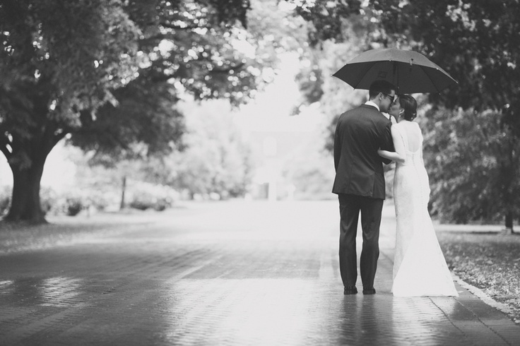 Happy Even on Rainy Days with My Beloved: Dramatic Rainy Wedding Photos♡にて紹介している画像