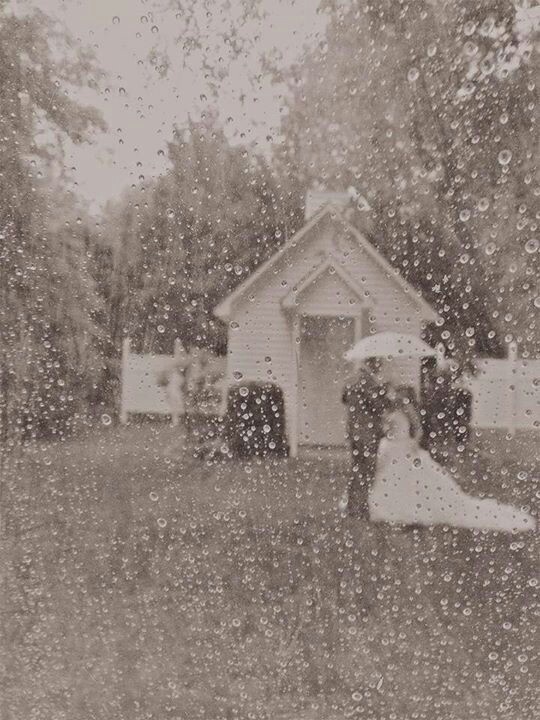 Happy Even on Rainy Days with My Beloved: Dramatic Rainy Wedding Photos♡にて紹介している画像