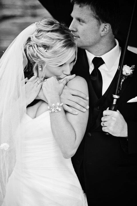 Happy Even on Rainy Days with My Beloved: Dramatic Rainy Wedding Photos♡にて紹介している画像