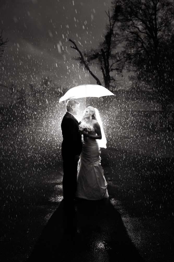 Happy Even on Rainy Days with My Beloved: Dramatic Rainy Wedding Photos♡にて紹介している画像