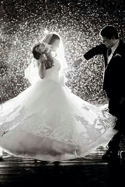 Happy Even on Rainy Days with My Beloved: Dramatic Rainy Wedding Photos♡にて紹介している画像