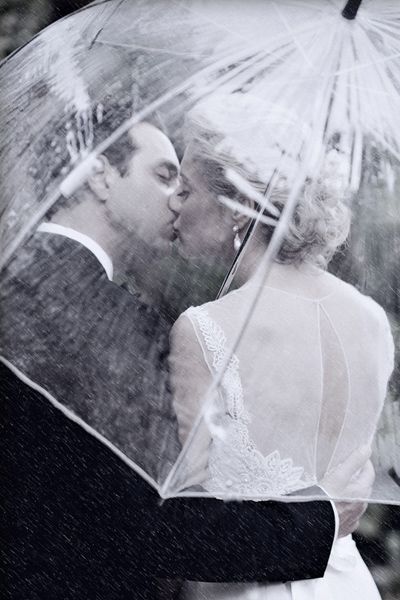 Happy Even on Rainy Days with My Beloved: Dramatic Rainy Wedding Photos♡にて紹介している画像