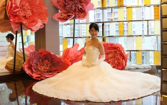 "Fitting Report: Transform into a Princess with the Adorable Magic Dresses from TAKAMI BRIDAL!"にて紹介している画像