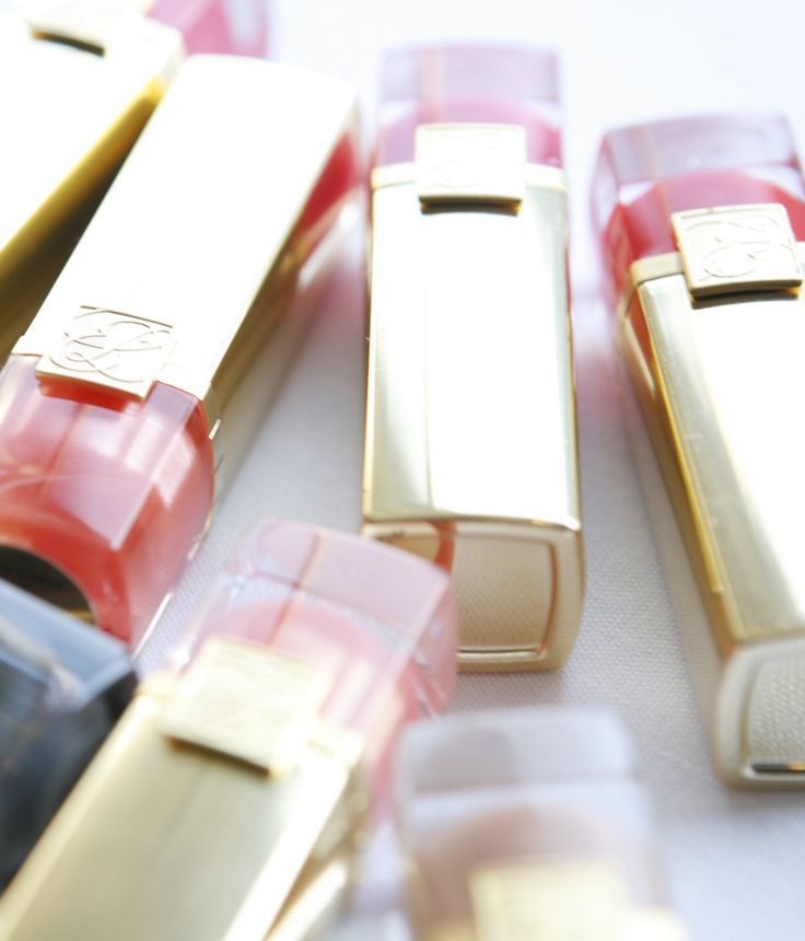 名入れサービスが大人気♩感謝をこめてあげたいエスティローダーの幸せモノグラムリップ♡にて紹介している画像