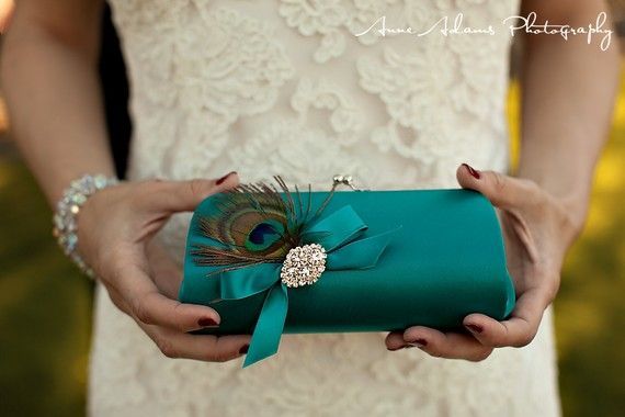 お呼ばれドレスも華やかに♡普段着にも使えるおしゃれなクラッチバッグCollection♡にて紹介している画像