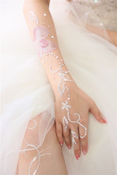 Sparkling Body Jewelry for Brides: Where to Wear It for the Cutest Look?にて紹介している画像